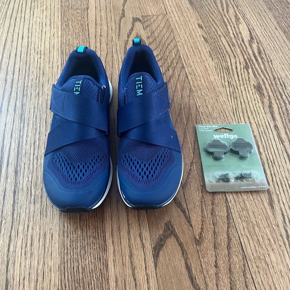 Blue Athletic Spin Shoes with Breathable Mesh and Elastic Strap